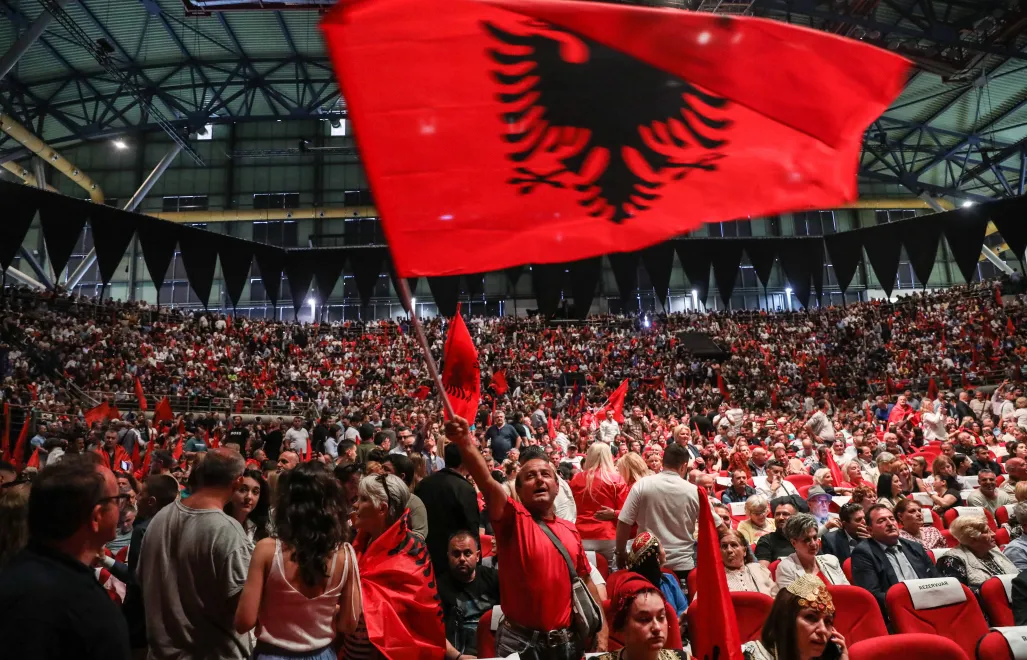Flaga Albanii, zdjęcie ilustracyjne, fot. PAP/EPA/ANA-MPA/GEORGE VITSARAS
