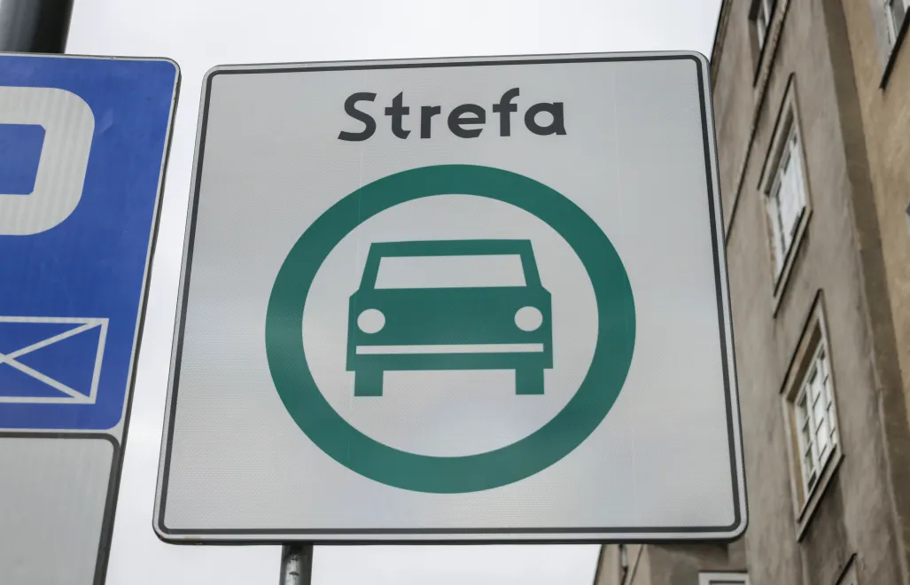 Znak drogowy informujący o strefie czystego transportu, zdjęcie ilustracyjne, fot. PAP/Albert Zawada
