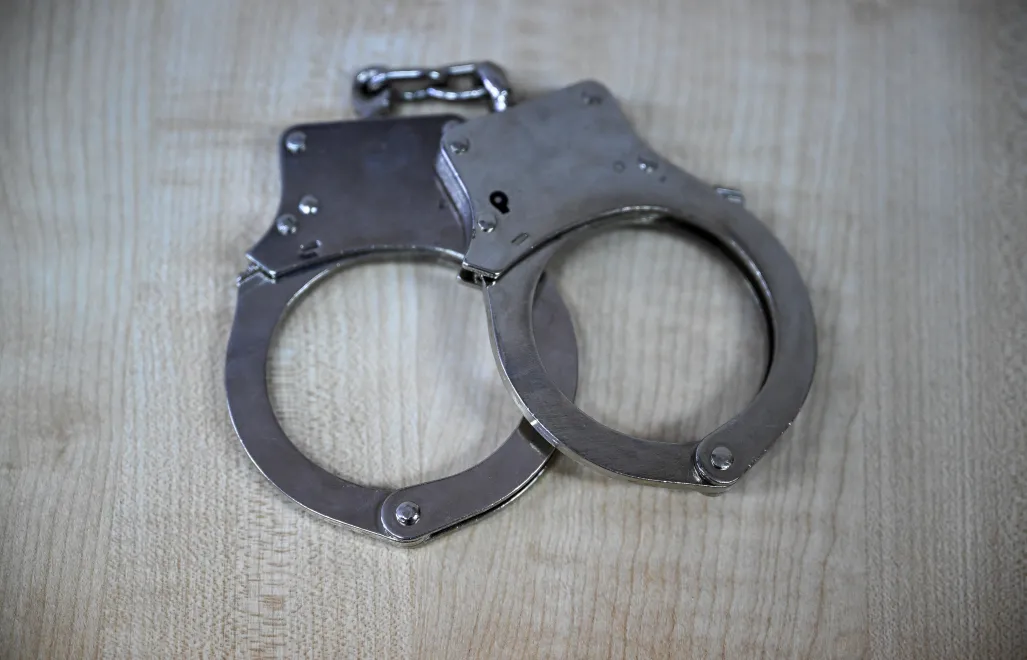 Наручники, фотоілюстрація. Fot. PAP/Darek Delmanowicz