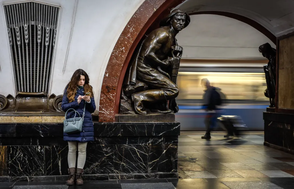 Pasażerowie w moskiewskim metrze, fot. PAP/EPA/YURI KOCHETKOV