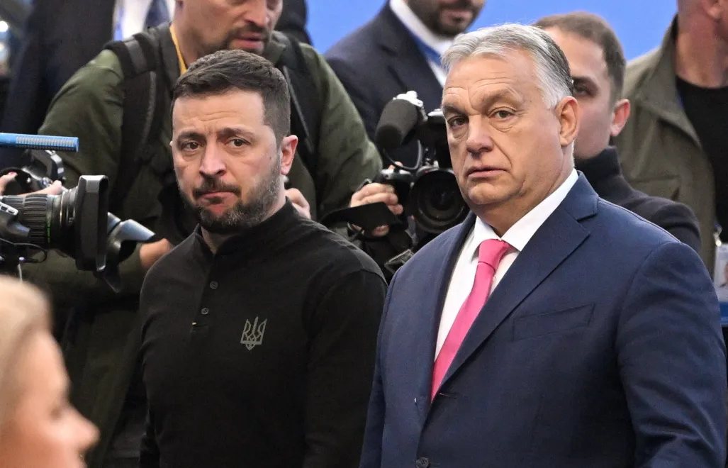 Wołodymyr Zełenski i Viktor Orban Fot. PAP/EPA/SZILARD KOSZTICSAK