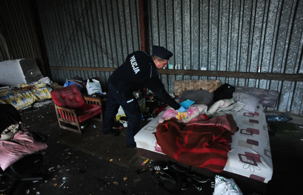 Policjanci i straż miejska odwiedzają miejsca gdzie przebywają osoby bezdomne (zdjęcie ilustracyjne). Fot.PAP/Piotr Kowala