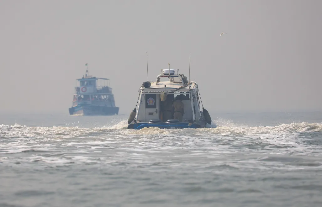 Łódź motorowa, zdjęcie ilustracyjne. Fot. PAP/EPA/DIVYAKANT SOLANKI Dostawca: PAP/EPA.