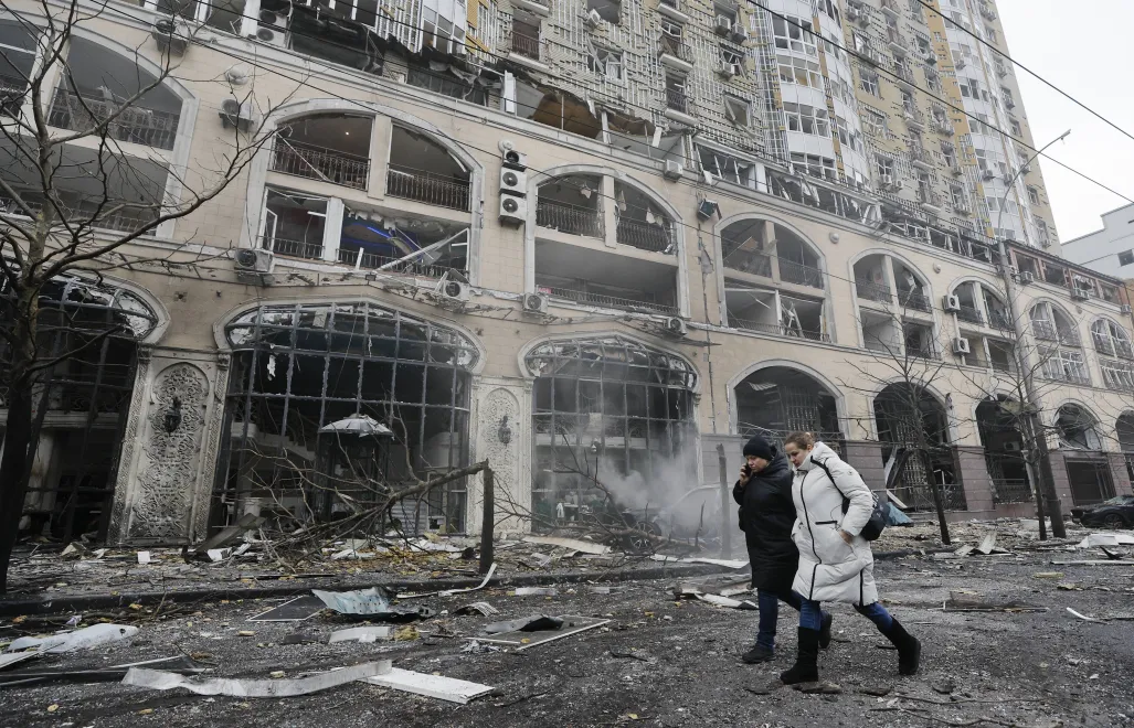 Місцеві жінки йдуть біля місця російського ракетного удару в центрі Києва, Україна, 20 грудня 2024 року. Fot. PAP/EPA/SERGEY DOLZHENKO 