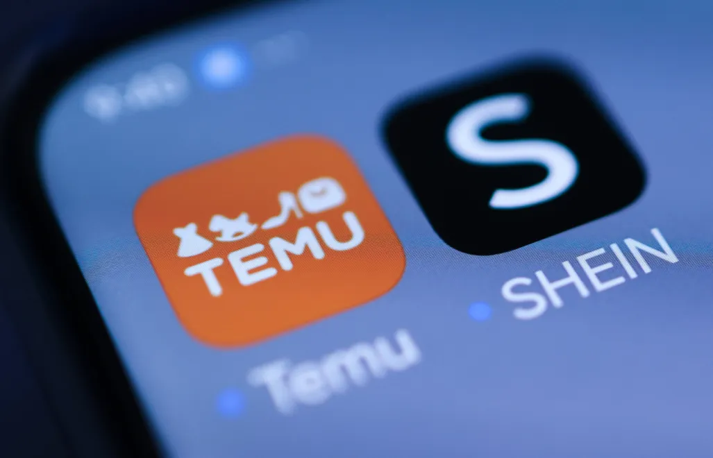 Logo Shein i Temu na smartfonie, fot. PAP/EPA/HANNIBAL HANSCHKE