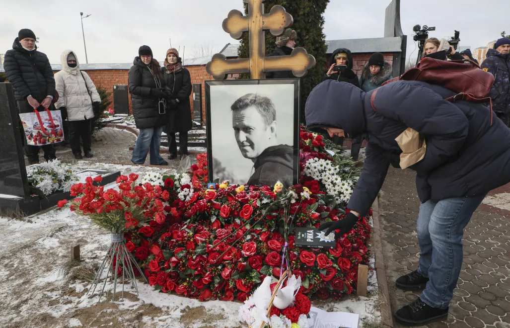 People lay flowers on the grave of late Russian opposition leader Alexei Navalny at the Borisovskoye cemetery in Moscow. Fot. EPA/MAXIM SHIPENKOV