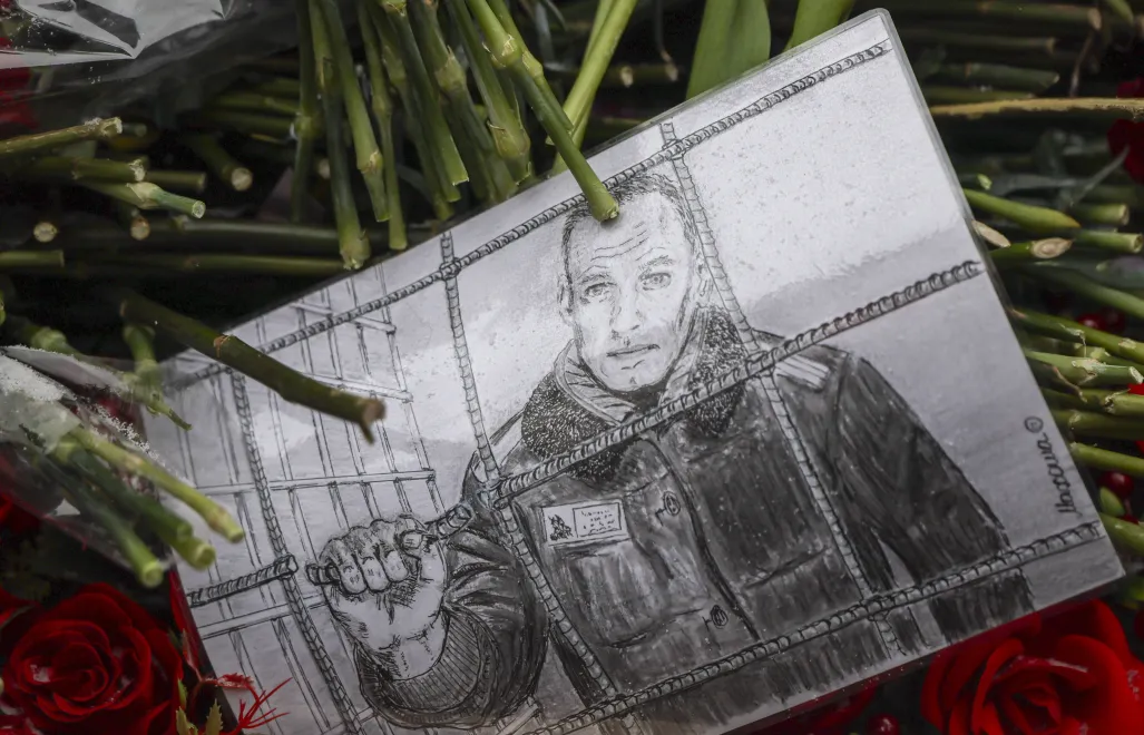 Portret i kwiaty złożone na grobie Nawalnego Fot. PAP/EPA/MAXIM SHIPENKOV