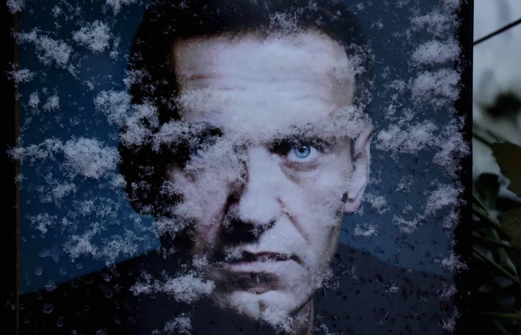 Портрет Алексея Навального у здания посольства России в Бухаресте, Румыния. 2025г. Fot. PAP/EPA/ROBERT GHEMENT