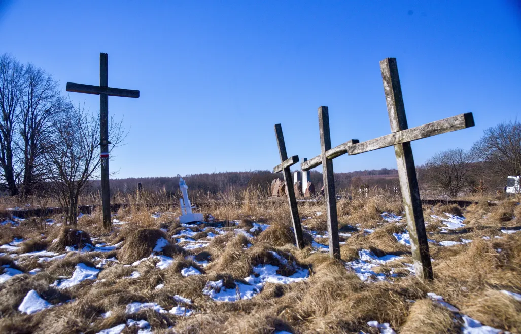 Krzyże upamiętniające zamordowanych mieszkańców wsi Huta Pieniacka. Fot. PAP/	Vitaliy Hrabar