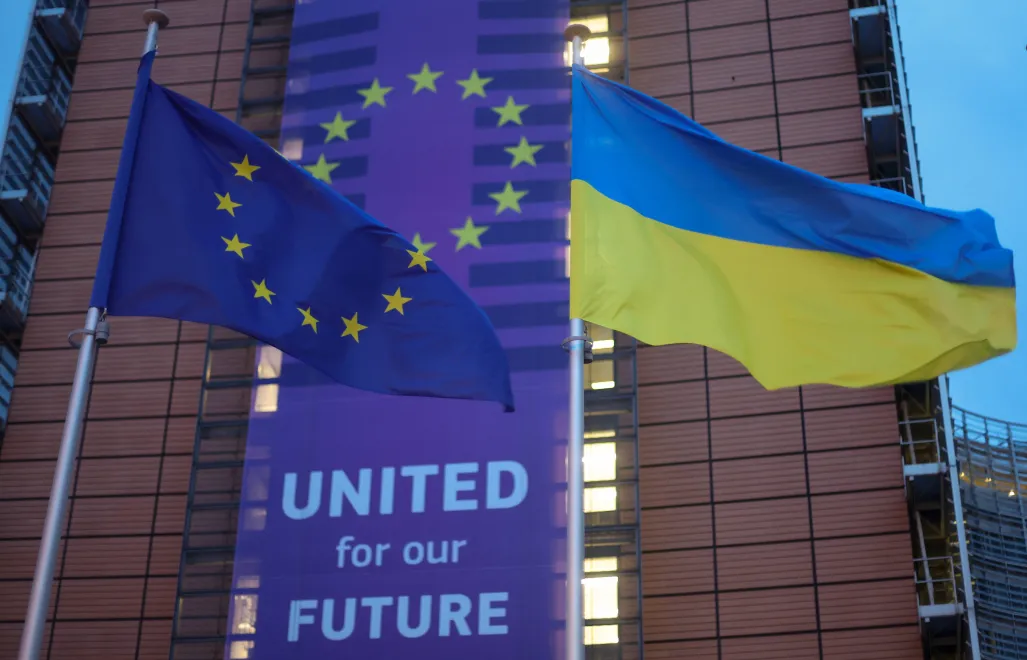 Flagi Unii Europejskiej i Ukrainy. Fot. EPA/OLIVIER HOSLET