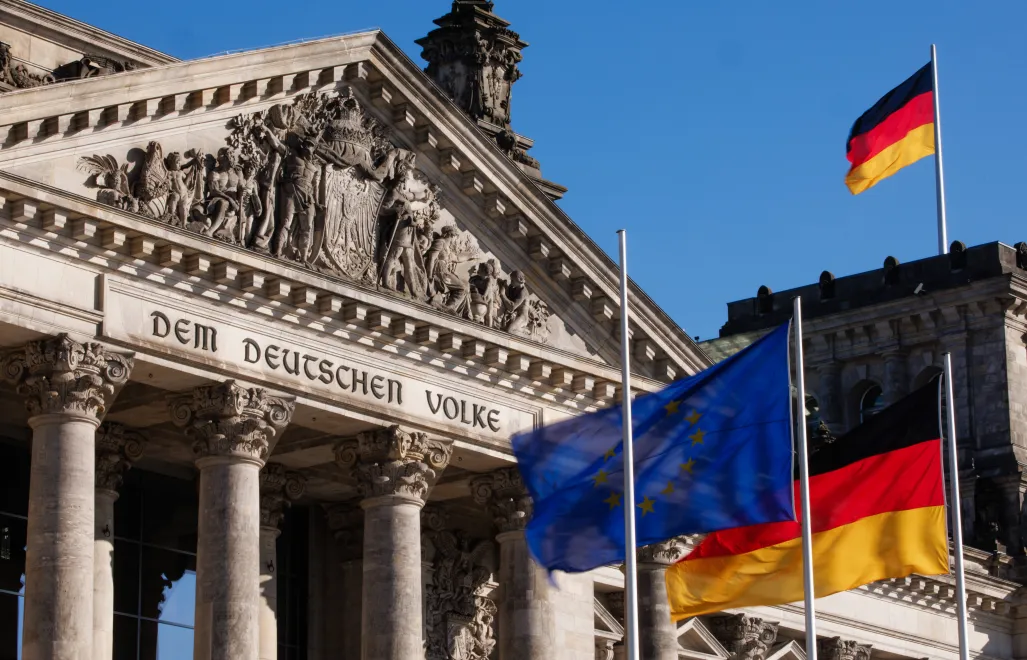 Прапори ЄС та Німеччини поруч із будівлею Рейхстагу, фотоілюстрація. Fot. PAP/EPA/CLEMENS BILAN