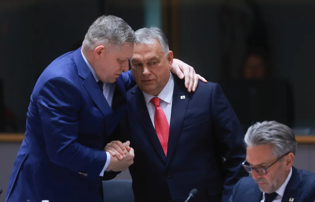 Premier Słowacji Robert Fico i premier Węgier Viktor Orban. Fot. PAP/EPA/OLIVIER HOSLET
