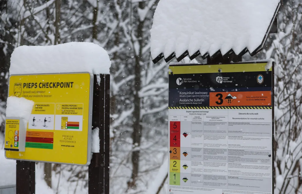 Tablica informująca o stopniach zagrożenia lawinowego w Tatrach. Fot. PAP/Grzegorz Momot