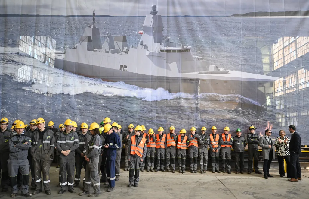 Gdynia, 05.05.2025. Uroczystość palenia blach pod drugą fregatę wielozadaniową dla Marynarki Wojennej, ORP "Burzę" w PGZ Stoczni Wojennej Fot. PAP/Adam Warżawa