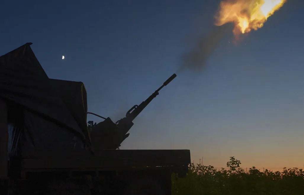 Українські військові з мобільної протидронової групи стріляють по російському БпЛА. Фотоілюстрація Fot. PAP/EPA/SERGEY KOZLOV