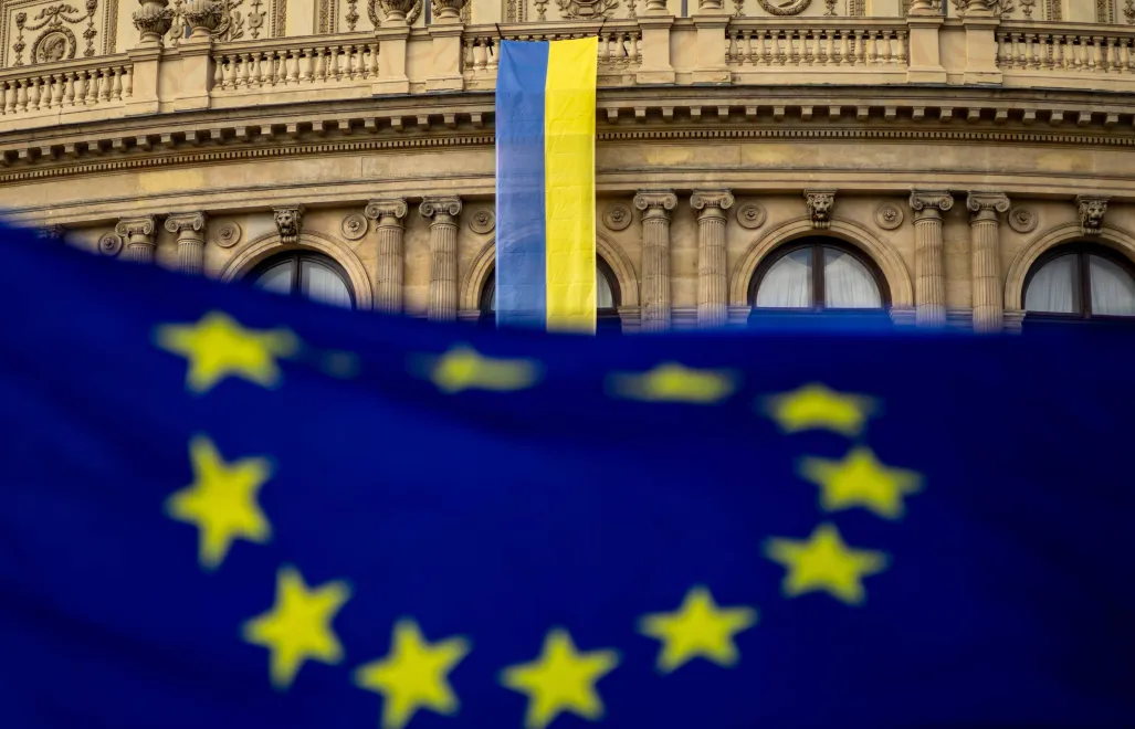 Flagi Unii Europejskiej i Ukrainy Fot. PAP/EPA/MARTIN DIVISEK