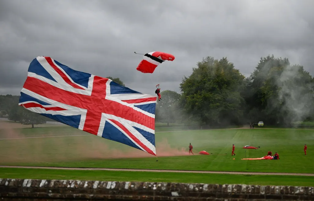 Показательные выступления британских парашютистов. Фотоиллюстрация. Fot. PAP/EPA/CHRIS J. RATCLIFFE / POOL