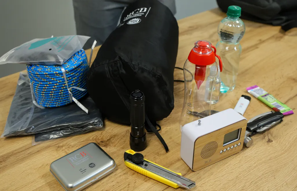 Содержимое эвакуационного рюкзака. Fot. PAP/Rafał Guz