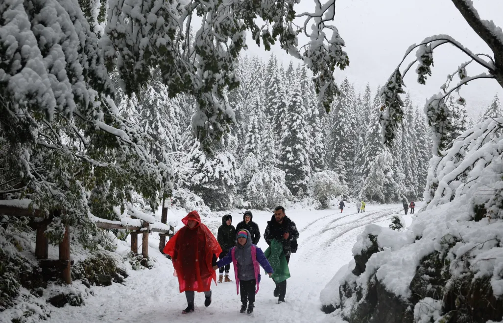  Turyści na trasie do Morskiego Oka w Tatrach. Fot.  PAP/Grzegorz Momot