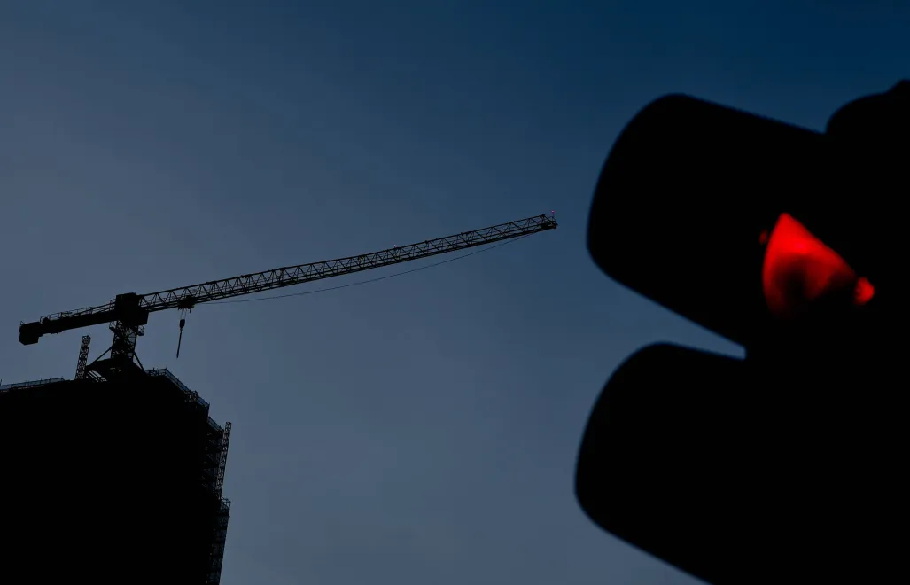 Строительный кран в вечернем Берлине. Фотоиллюстрация. Fot. PAP/EPA/FILIP SINGER