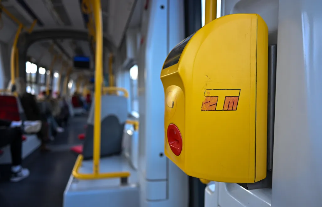 Kasownik w tramwaju, zdjęcie ilustracyjne, fot. PAP/Darek Delmanowicz