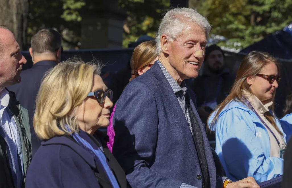 Hilary i Bill Clintonowie. Fot. PAP/EPA/SARAH YENESEL