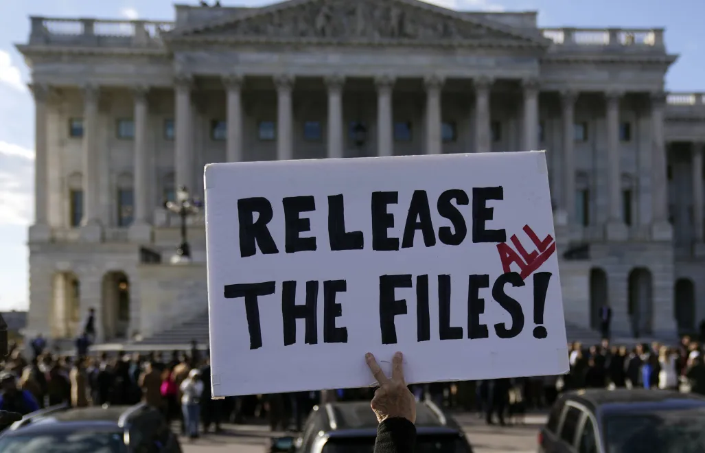 Плакат с написью "Опубликуйте все документы" на митинге, посвящённом требованиям обнародования документов, связанных с Джеффри Эпштейном.	Fot. PAP/EPA/Will Oliver