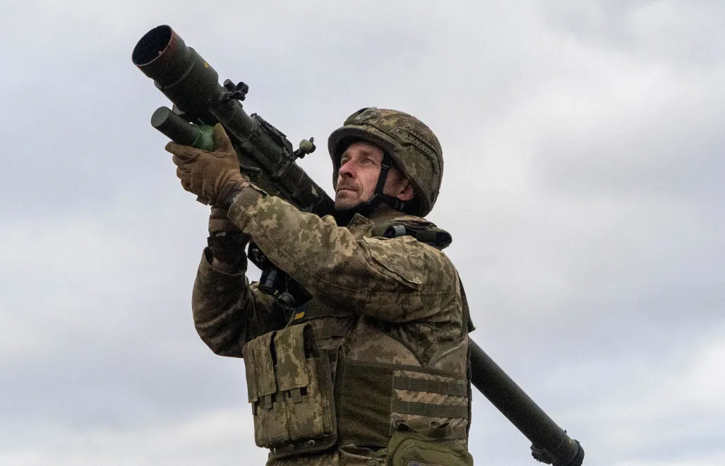 Ukraiński żołnierz mobilnego oddziału artylerii obsługuje przenośny przeciwlotniczy zestaw rakietowy Piorun. Fot. PAP/Mykola Kalyeniak