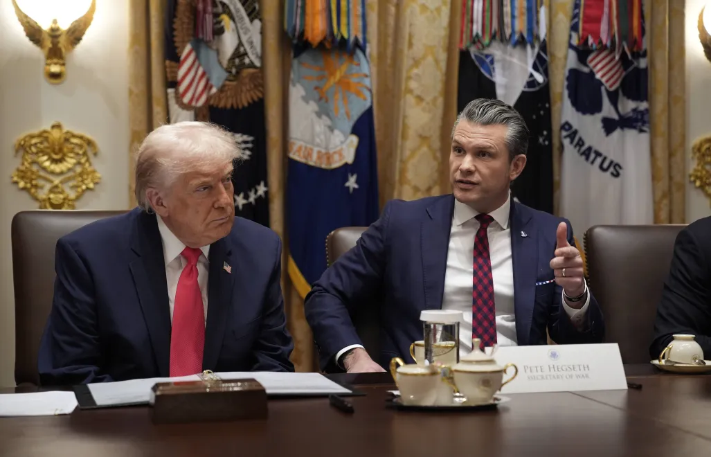 Prezydent USA Donald Trump i szef Pentagonu Pete Hegseth. Fot. PAP/EPA/YURI GRIPAS / POOL