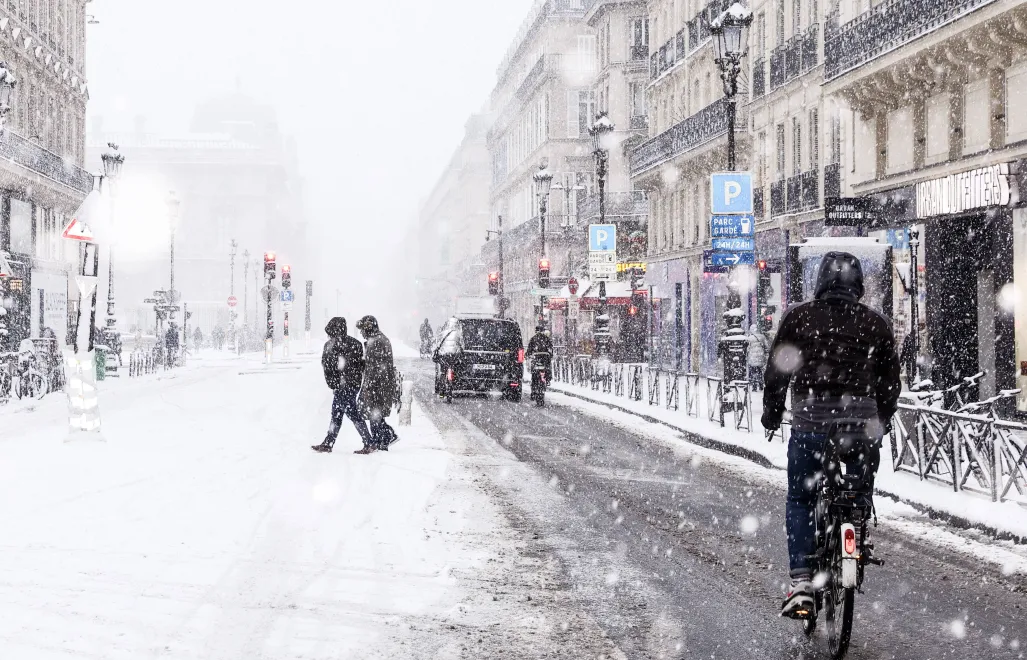 Opady śniegu w Paryż€, fot. PAP/EPA/Teresa Suarez