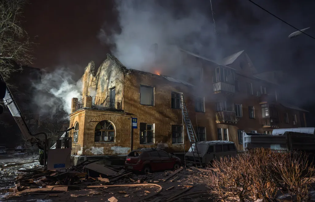 Ratownicy usuwają skutki zmasowanego rosyjskiego ataku na Kijów. Fot. PAP/Vladyslav Musiienko