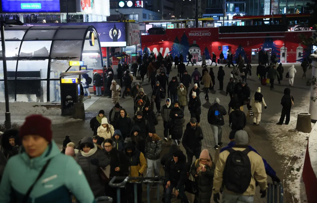 Люди біля входу до станції метро Centrum у Варшаві. Fot. PAP/Leszek Szymański