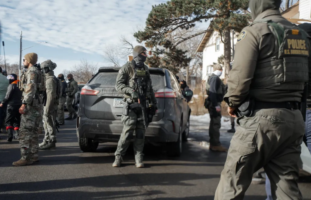 Agent ICE (w środku) oraz funkcjonariusze jednostki Border Patrol w Minneapolis, fot. PAP/EPA/OLGA FEDOROVA