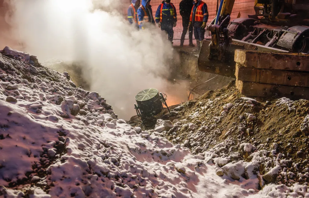 Awaria sieci ciepłowniczej, fot. PAP/Wojciech Szubartowski