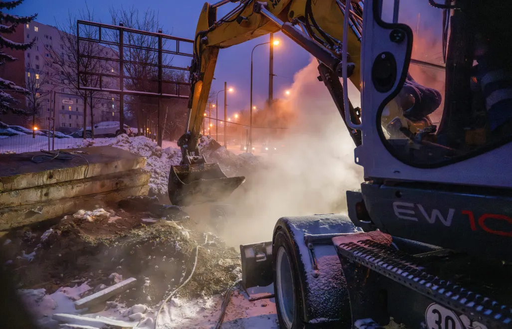 Usuwanie awarii sieci ciepłowniczej, zdjęcie ilustracyjne. Fot. PAP/PAP/Wojciech Szubartowski