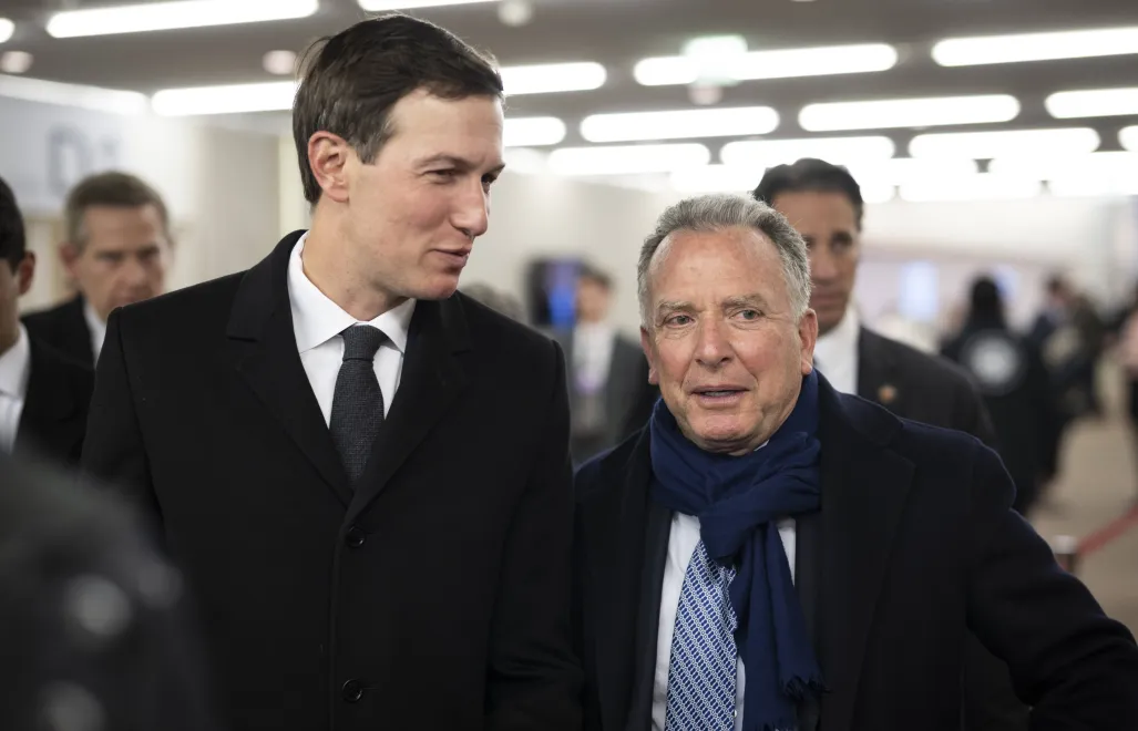 Steve Witkoff oraz zięć Donalda Trumpa Jared Kushner. Fot. PAP/EPA/GIAN EHRENZELLER