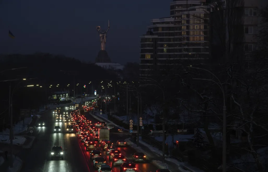 Автомобілі в середмісті Києва під час відключення електроенергії в українській столиці. 20 січня 2026 року. Фотоілюстрація. Fot. PAP/EPA/MAXYM MARUSENKO
