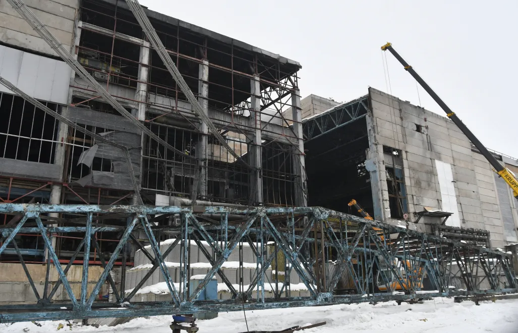 Українські енергетики намагаються полагодити енергооб'єкт після російського удару. Січень 2026 р. Fot. PAP/EPA/STRINGER