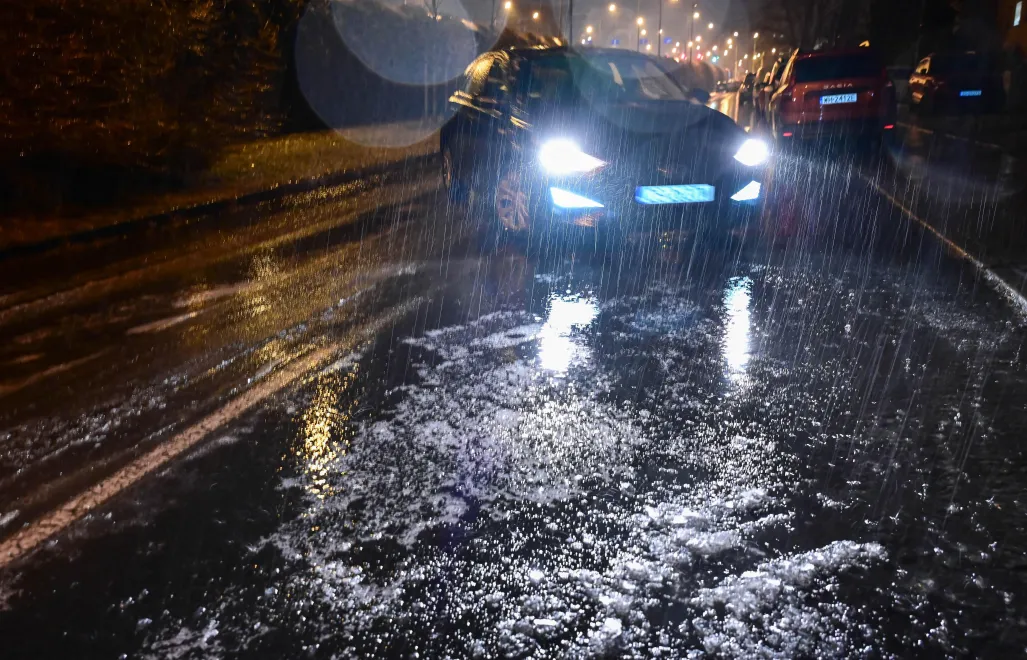 Trudne warunki drogowe spowodowane marznącym deszczem i gołoledzią, fot. PAP/Marcin Bielecki