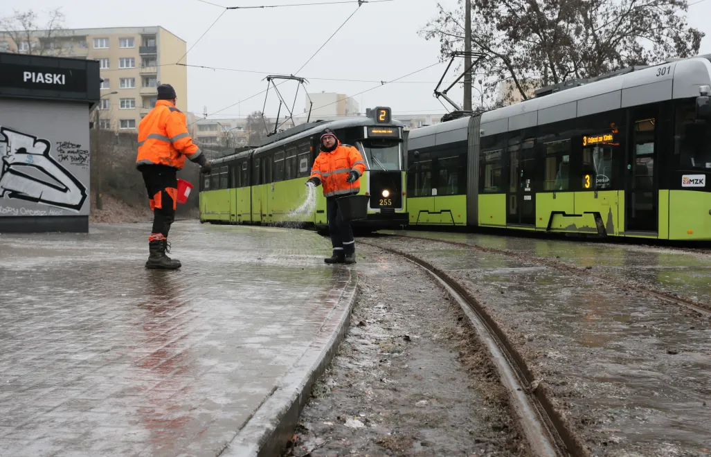 Opady marznącego deszczu w Gorzowie Wielkopolskim Fot. PAP/Lech Muszyński