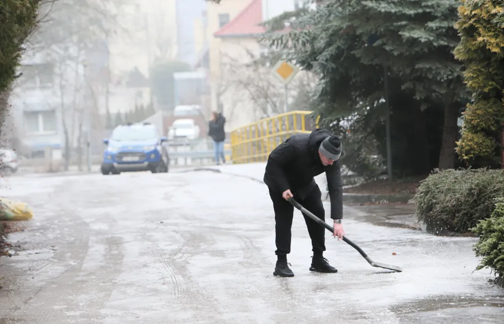 Oblodzona ulica Fot. PAP/Lech Muszyński