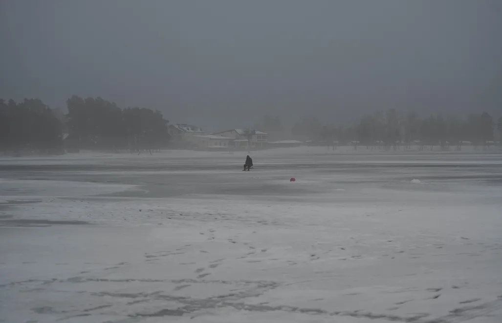Zamarznięte jezioro Białe Fot. PAP/Wojtek Jargiło