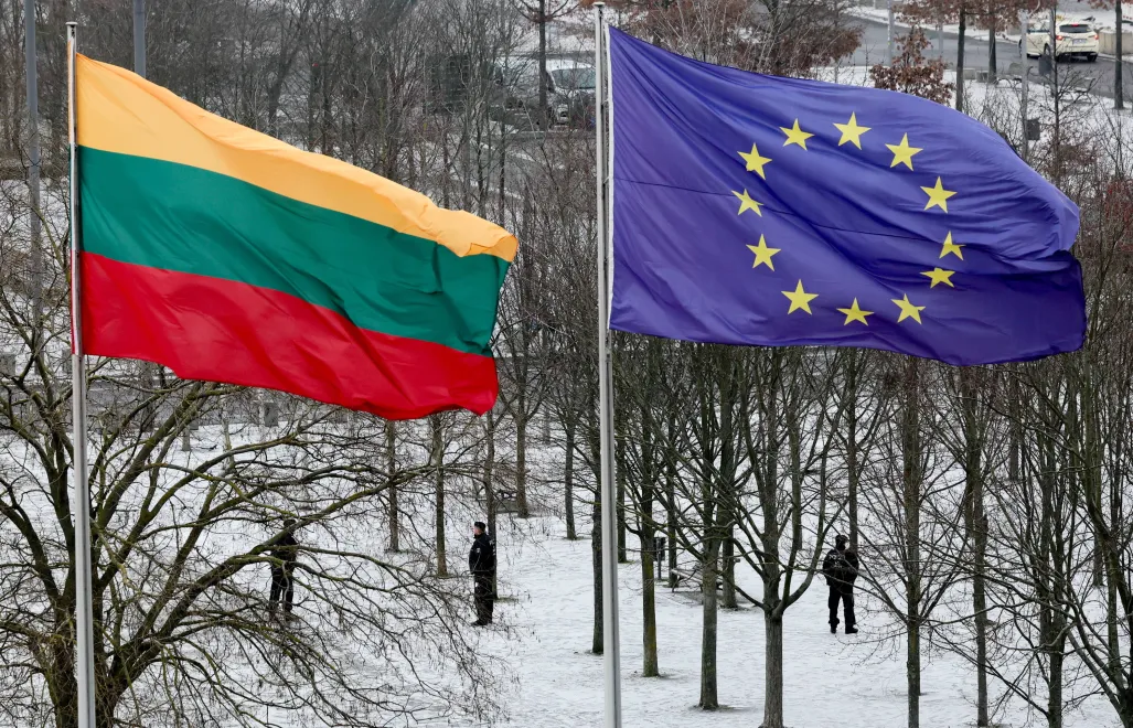 Прапори Литви та ЄС. Fot. PAP/EPA/FILIP SINGER