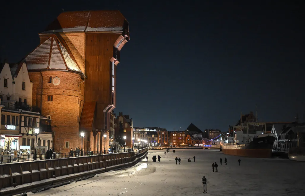 Закута в лід гданська річка Мотлава перетворилася на ковзанку внаслідок тривалого утримання низьких температур. Fot. PAP/