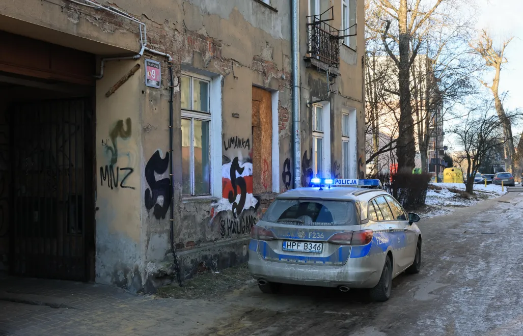Policja pod kamienicą przy ul. Malinowej w Łodzi Fot. PAP/Zubrzycki Marian