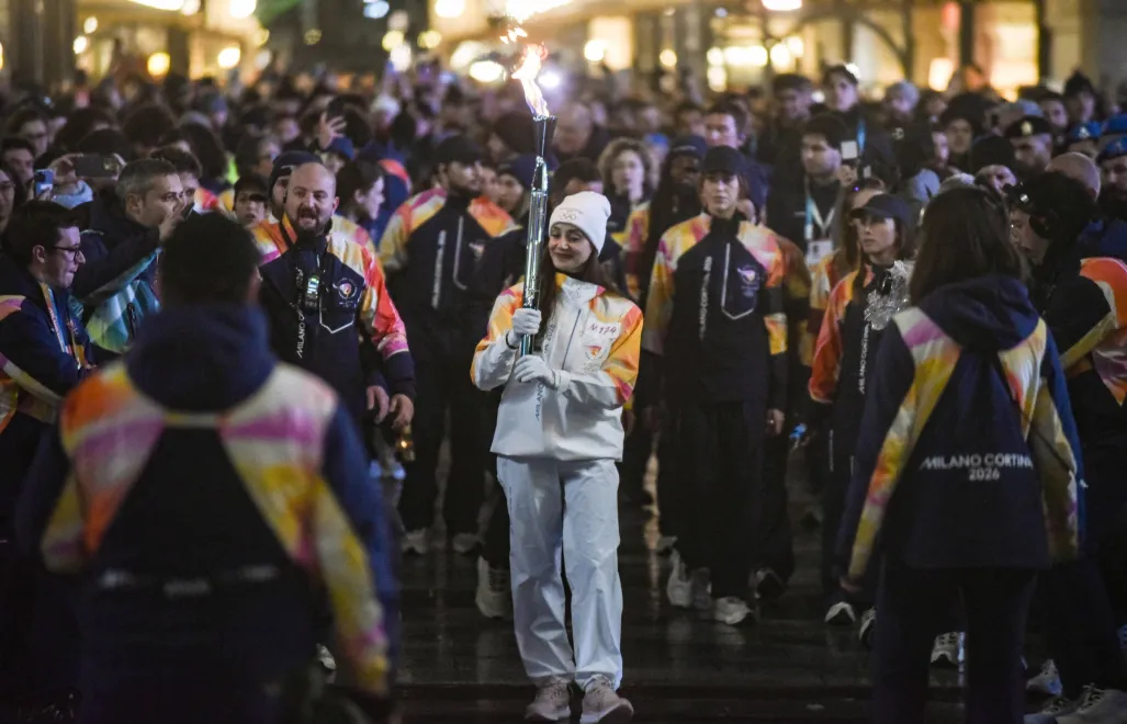 Primabalerina Nicoletta Manni, gwiazda słynnego mediolańskiego Teatru La Scala, z ogniem olimpijskim Fot. PAP/EPA/MATTEO CORNER