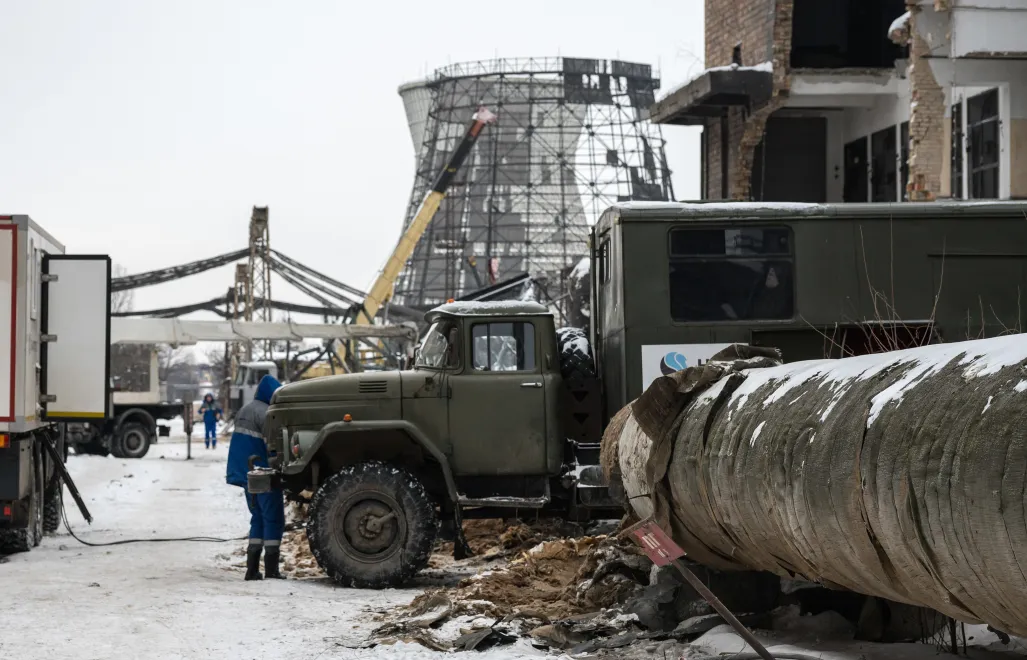 Zniszczenia na terenie Elektrociepłowni Darnycia w Kijowie Fot. PAP/Vladyslav Musiienko