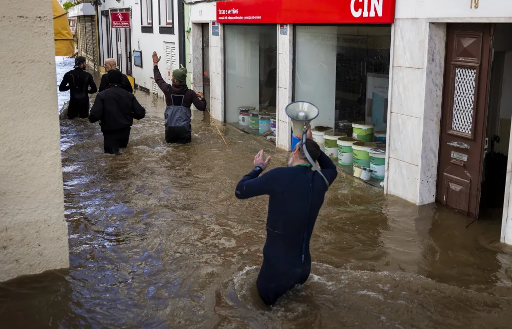 Powódź w Portugalii. Fot. PAP/EPA/JOSE SENA GOULAO