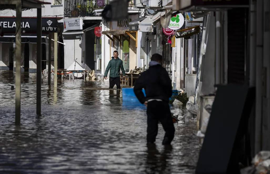 Zalane ulice w Setubal w Portugalii Fot. PAP/EPA/JOSE SENA GOULAO
