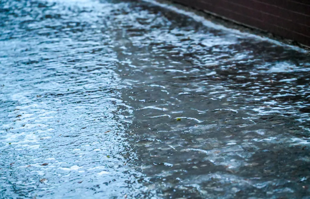 Oblodzone chodniki i ulice. Fot. PAP/Marcin Bielecki